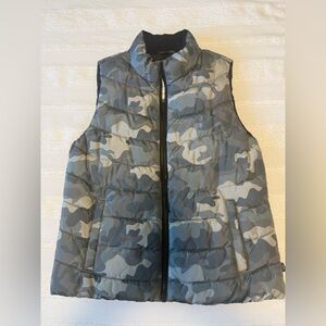 GAP womens Camouflage Puffer Vest